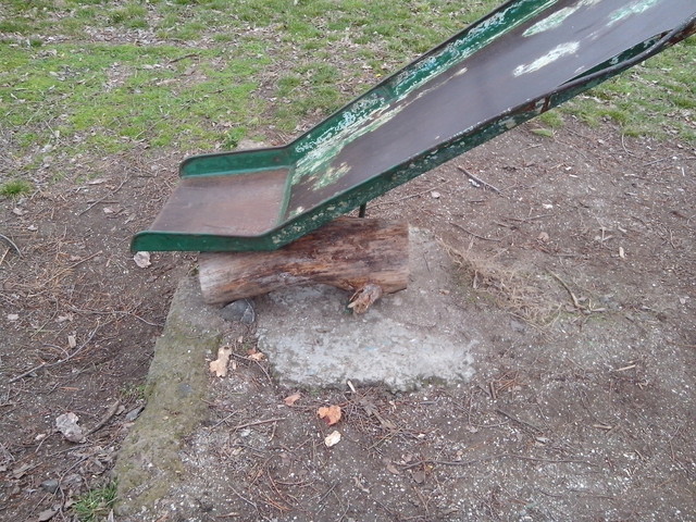 Опасна детска пързалка в парк Ветрен до Бургас