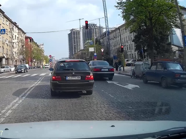 Преминаване на червен светофар пред пешеходците