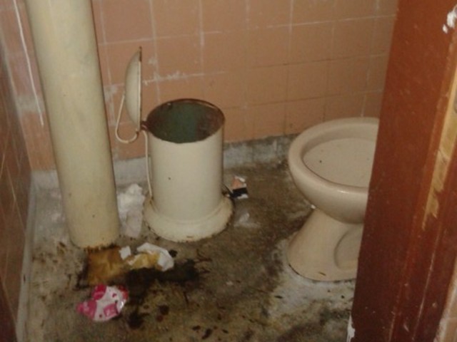 Смрад и мизерия в болнична тоалетна във В. Търново