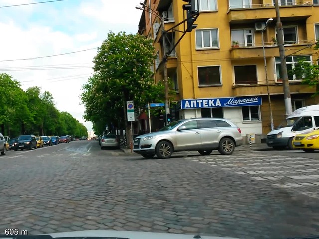 Джип препречва пътя на пешеходците