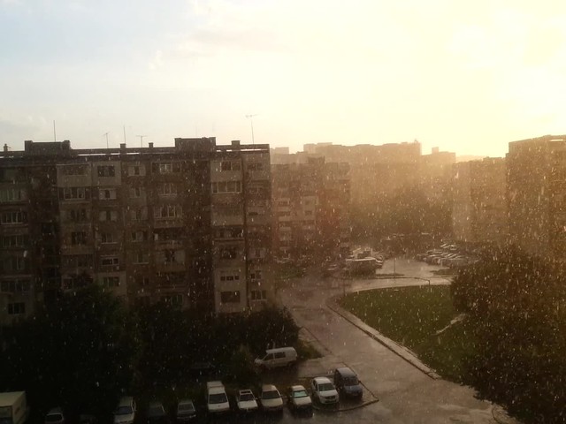 Градушка с дъжд и слънце в Бургас