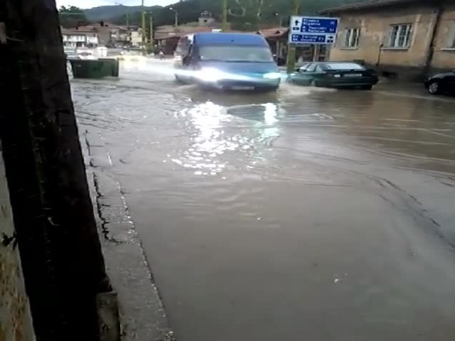 Наводнена улица в Габрово от дъжда