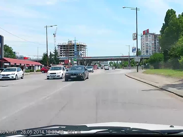 Старо БМВ в насрещното