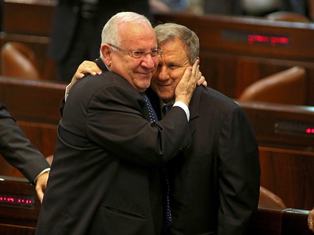 Кандидатите за президент Реувен Ривлин и Мейр Шитрит се прегръщат в Кнесета. Снимка: ЕПА/БГНЕС