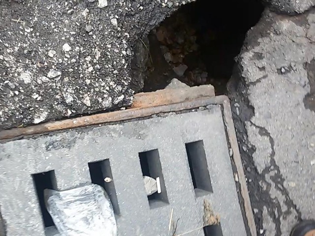 Дълбоки дупки на тротоар и шосе