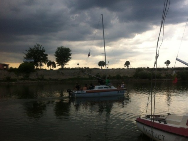 Лодката се прибира след преминаването на бурята