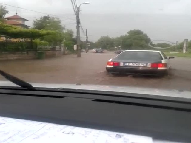 Бури и наводнени улици