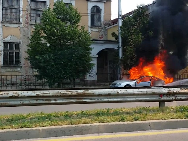 Подпалена кола в София посред бял ден