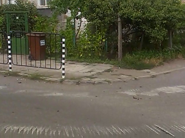 Верижна машина по асфалтов път в квартал Банево (Бургас)