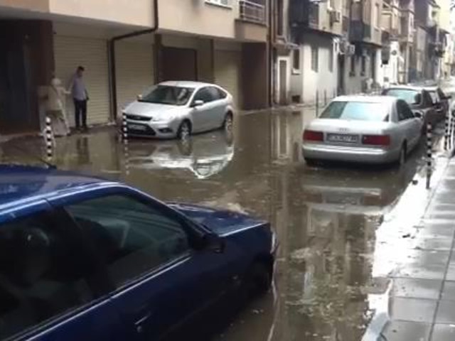 Улица "Веслец" наводнена 2