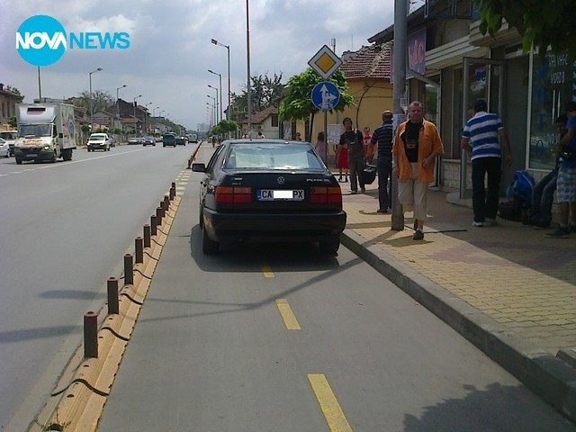 Автомобил или велосипед на велоалея