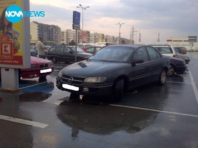 Безобразно паркиране на място за инвалиди