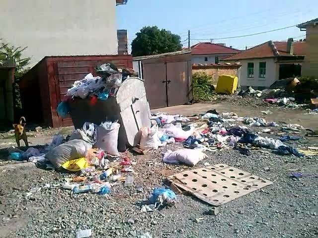 Разпилени боклуци по цялата улица - 2