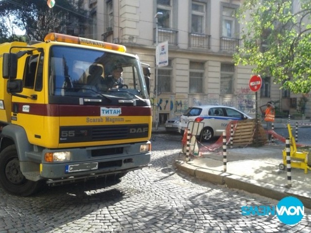 Полицаи мият патрулка в центъра на София с водоноска на ТИТАН