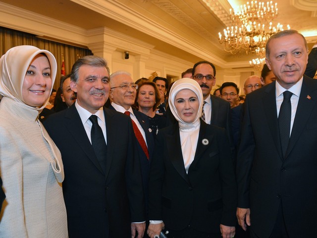 Досегашният и новоизбраният президент на Турция - Абдула Гюл и Реджеп Ердоган заедно с половинките си. Снимка: ЕПА/БГНЕС