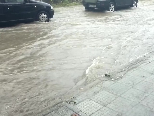 Силен дъжд наводни улиците във В. Търново