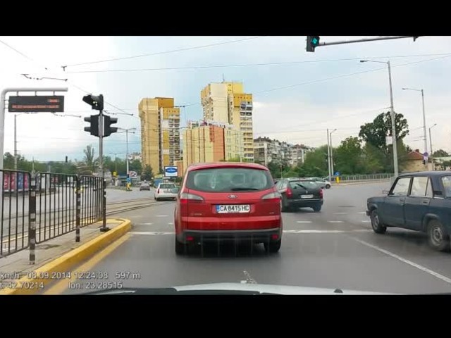 Старо Ауди на червен светофар