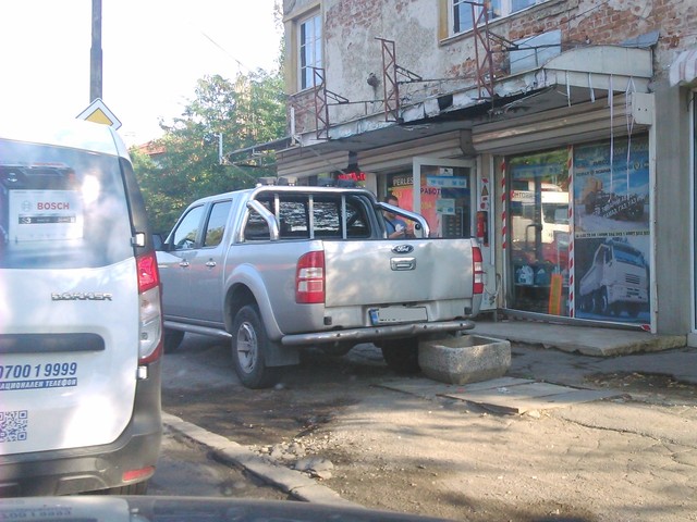 Неправилно паркиране на лек автомобил върху тротоар