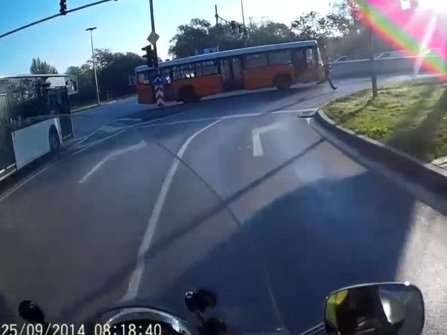 Пешеходец пресича неправилно