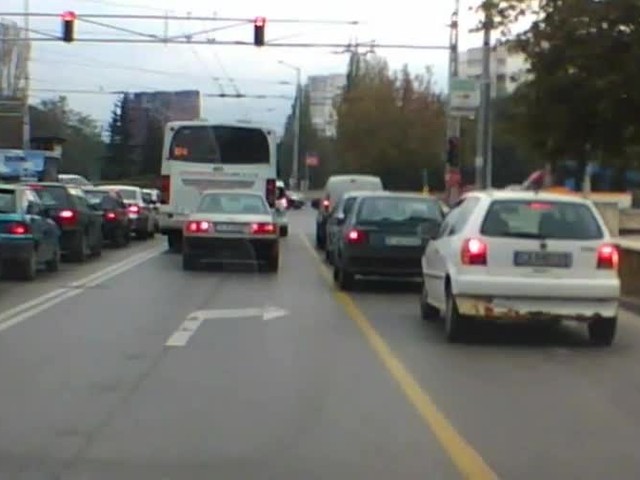 Автобус 74 блокира лентата за десен завой по бул. "България"
