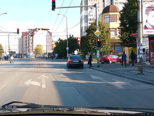 Преминаване на червен светофар пред пешеходци