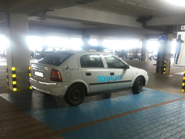 Полицаи паркират на място за инвалиди