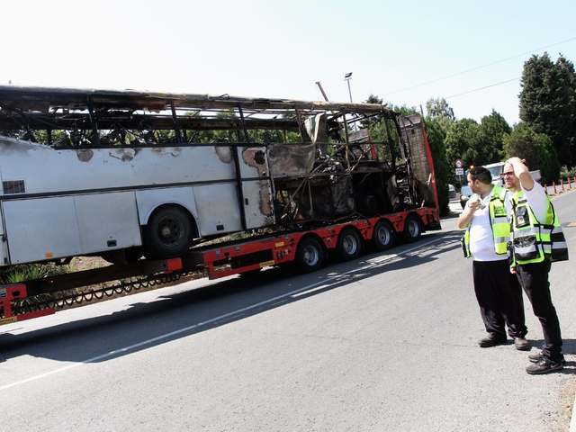 Взривеният в Бургас автобус. Снимка: архив БГНЕС