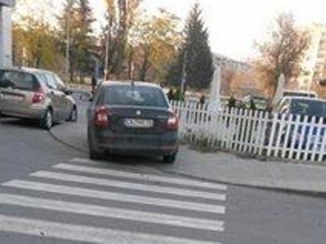 Спрял на тротоар и пешеходна пътека