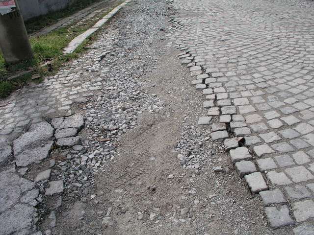 Със строеж развалини и грабеж