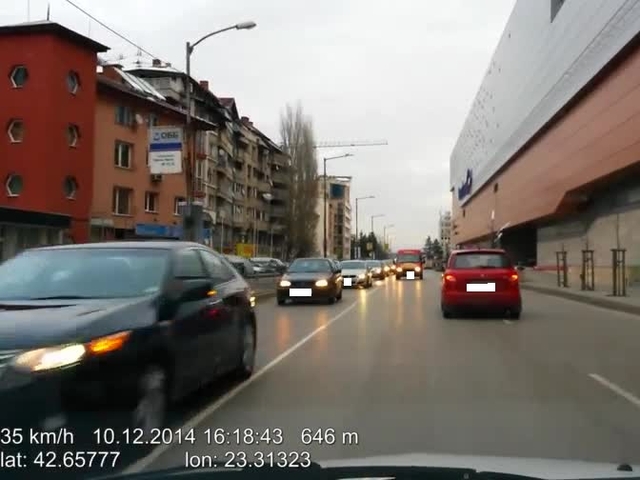 Бус в насрещното движение