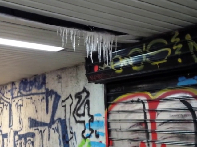 Лед от тавана на подлеза при алея "Яворов"