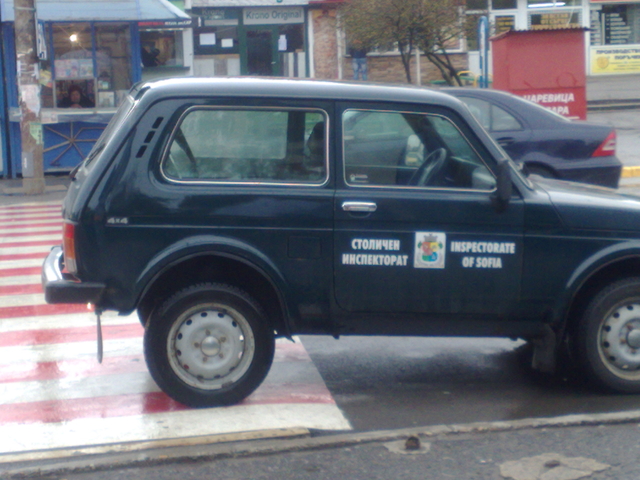 Кола паркира неправилно