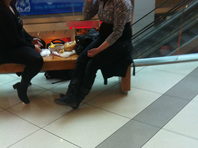 Хората през зимата на пикник в мола ..