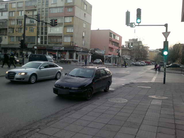 Неправилно паркиране на светофар