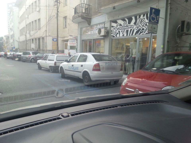 Патрулка на място за инвалиди