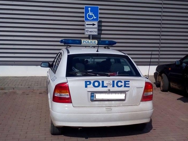 Полицейски автомобил на място за инвалиди
