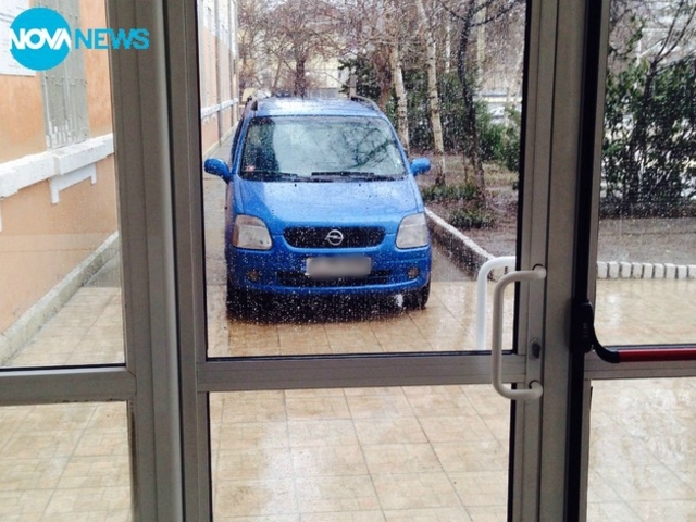 Русенски инспектoрати паркират в двора на училище