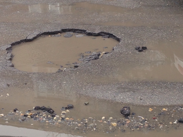 Дупка на улица "Гео Mилев" №57 в София