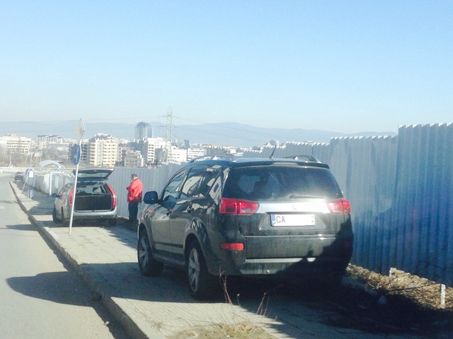 Няма ли кой да глоби шофьора?