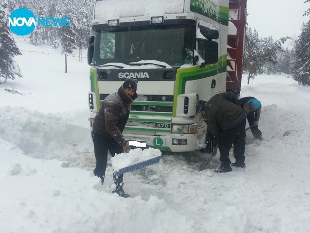 Камиони затънали в снега и никой не прави нищо по въпроса!