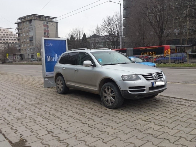 Общински съветник от Варна паркира като идиот