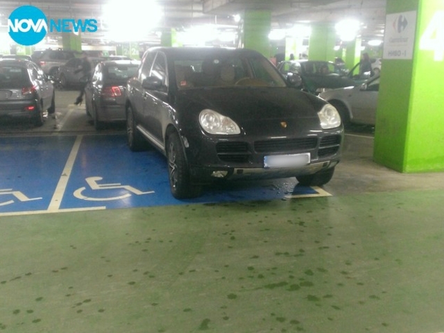 Неправилно паркиране на място за хора с увреждания