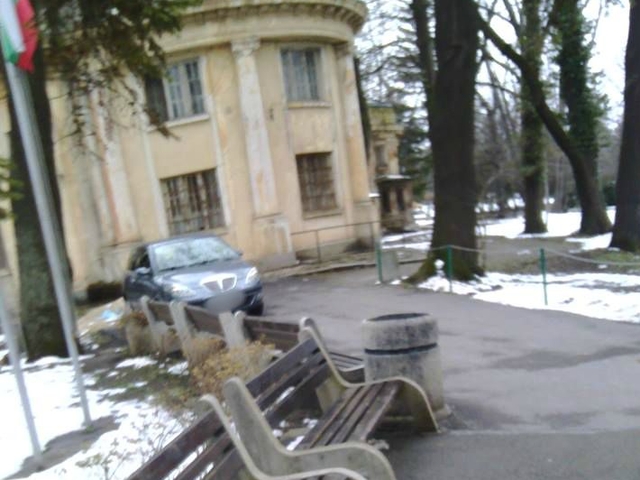 Нагло паркирали автомобили