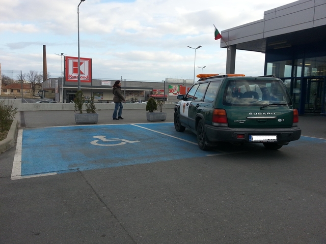 Кой паркира на места за инвалиди?