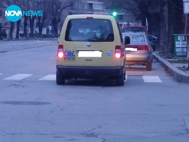 Снимки на таксиметров шофьор, спрял на пешеходна пътека!