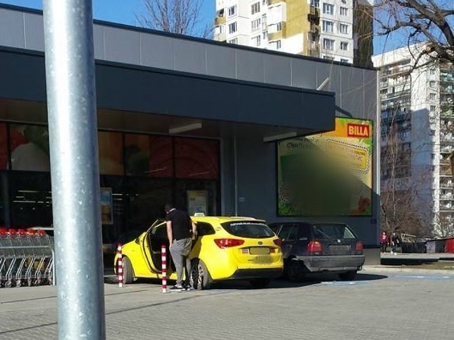 Такси паркира на инвалидно място