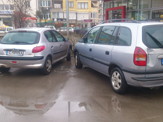 Не един, а двама инвалиди