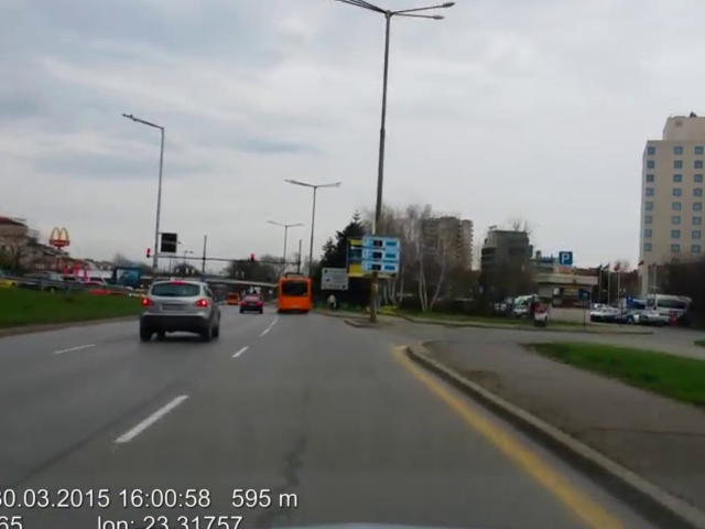 Автобус на ГТ - София на червен светофар