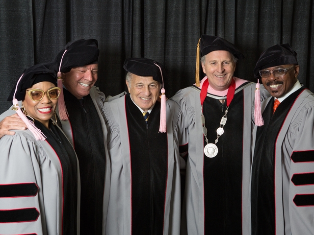 На снимката от ляво надясно: Ди Ди Бриджуотър, Хулио Иглесиас, Дъг Морис, Роджър Браун (президент на Бъркли) и Харви Мейсън, Фотограф: Майкъл Спенсър