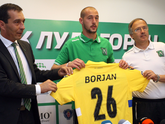 Три дни, след като привлече вратаря Милан Борян, шампионът подписа и със Саша. Снимка: БГНЕС